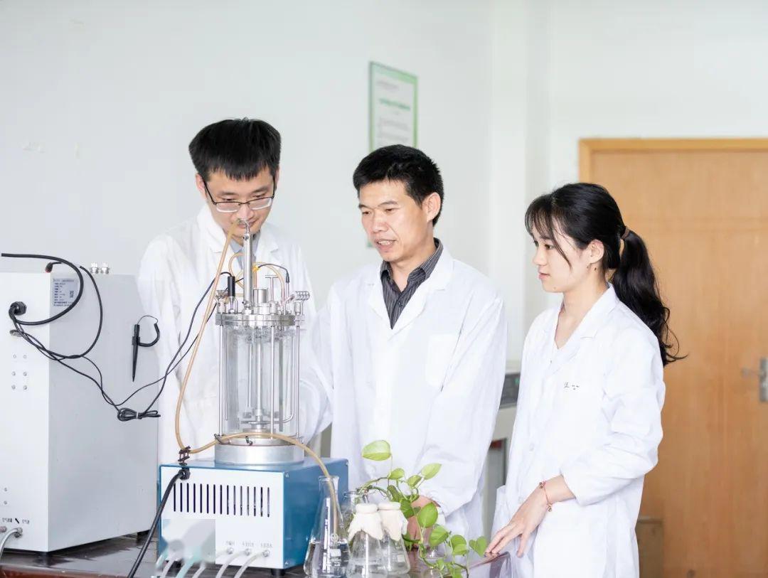 潛心教學為己任 服務地方顯擔當——記生物化工產(chǎn)品技術研發(fā)專家楊仲毅
